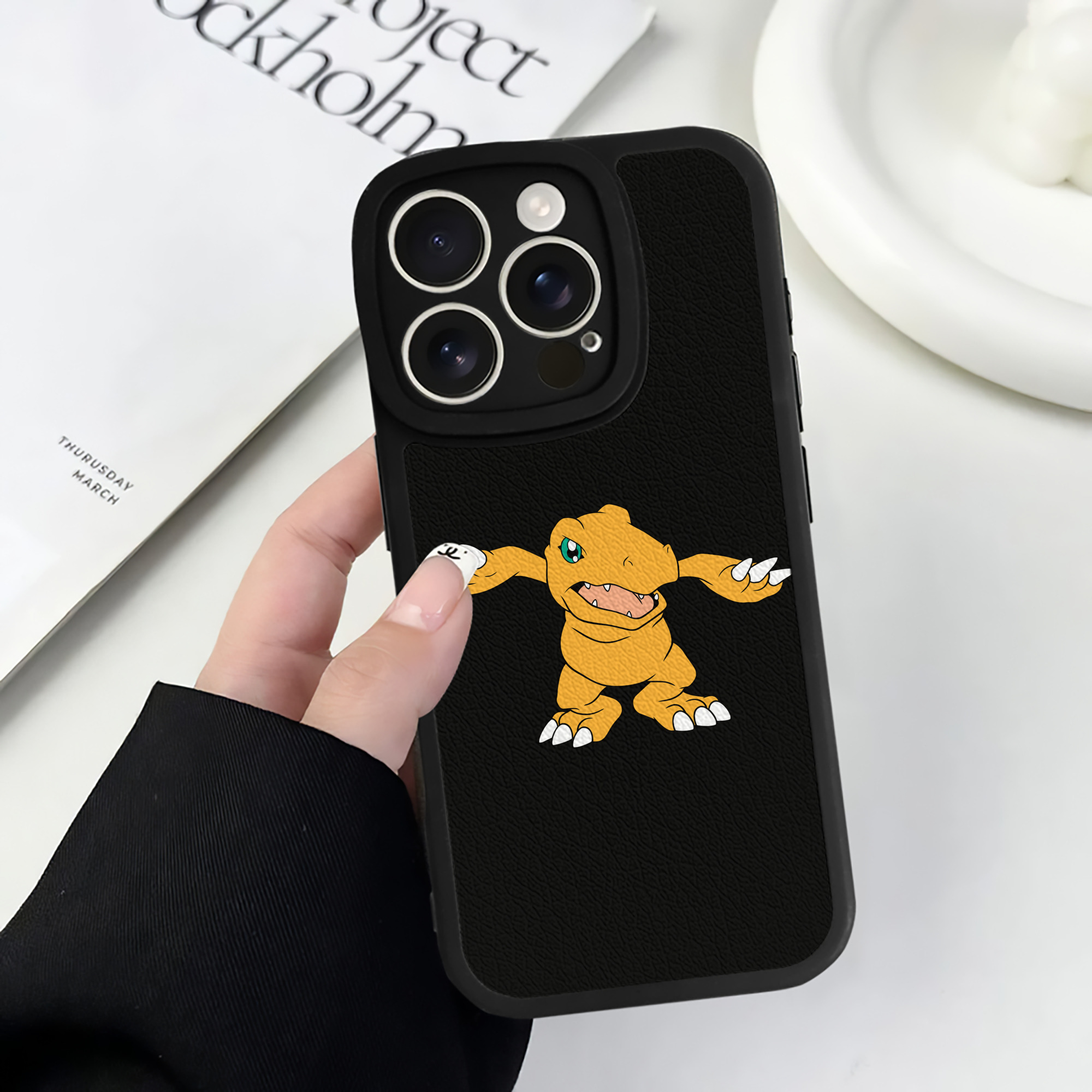 （画像用） Digimon デジタルモンスター/デジモン 【iPhone 16シリーズ対応】シリコンスマホケース（レザー調） 材質：シリコン